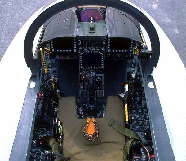 кабина самолета McDonnell Douglas F-18 "Hornet" .
